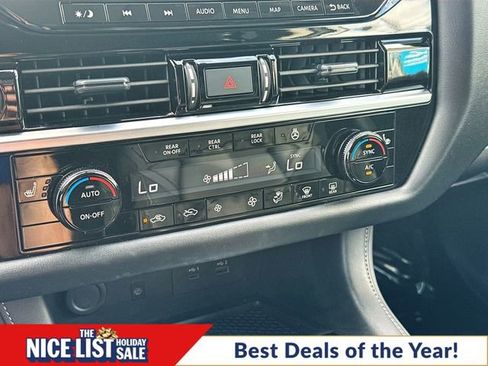 Used 2024 Nissan Pathfinder SL w/ Black Appearance Package image 16