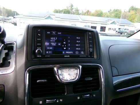 Used 2016 Chrysler Town & Country Touring image 17