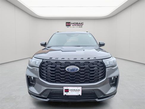 Used 2025 Ford Explorer ST-Line w/ ST-Line Street Pack image 2