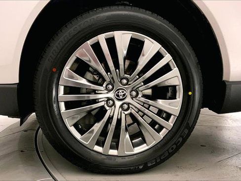 Used 2024 Toyota Venza XLE image 8