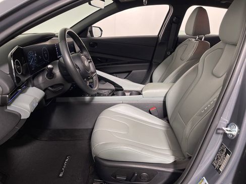 Certified 2025 Hyundai Elantra Limited FWD image 12