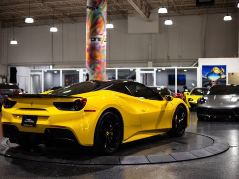 Used 2018 Ferrari 488 GTB RWD image 10