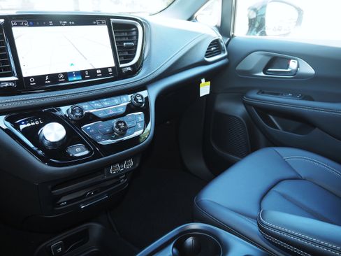 New 2025 Chrysler Pacifica Select w/ Uconnect Theater Family Group image 24