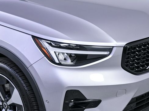 Used 2026 Volvo XC40 B4 Plus w/ Protection Package Premier image 37