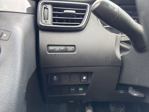 Used 2018 Nissan Rogue S image 15