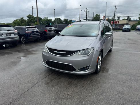 Used 2018 Chrysler Pacifica Limited FWD image 7