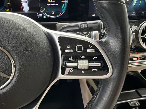 Used 2020 Mercedes-Benz GLB 250 w/ Premium Package image 27