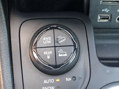 Used 2015 Jeep Cherokee Trailhawk w/ Comfort/Convenience Group AWD/4WD image 20