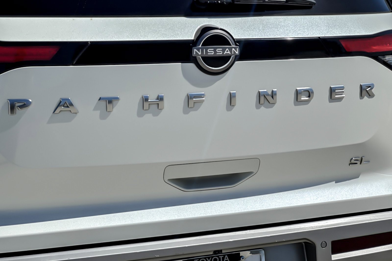 Used 2022 Nissan Pathfinder SL FWD image 28