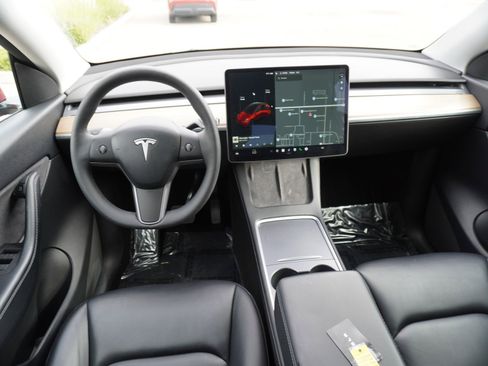 Used 2021 Tesla Model Y Long Range image 2