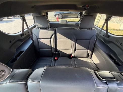 Used 2024 Chevrolet Suburban Premier image 19