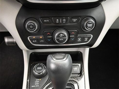 Used 2019 Jeep Cherokee Limited image 21