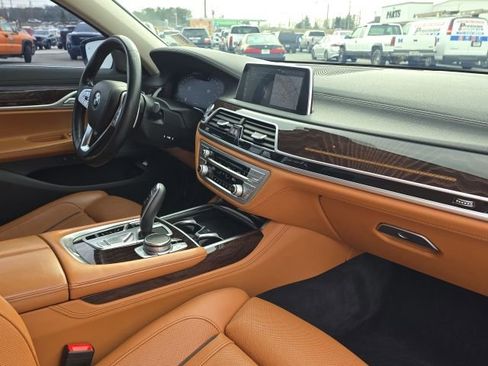 Used 2020 BMW 750i xDrive w/ Luxury Rear Seating Package image 20