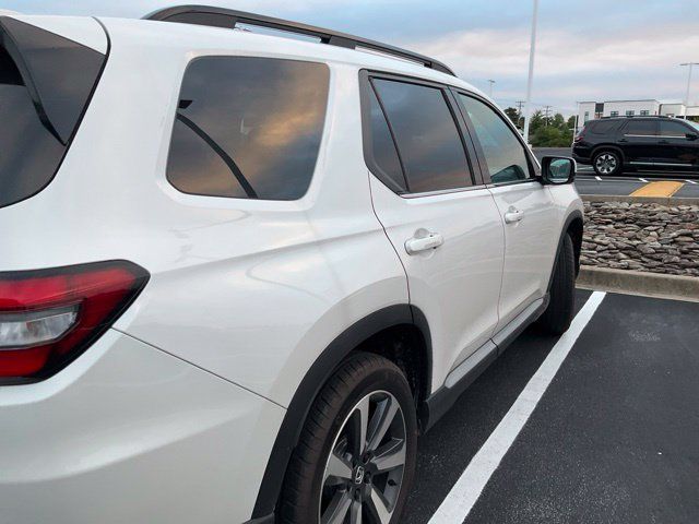 Used 2025 Honda Pilot Touring image 7