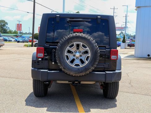 Used 2018 Jeep Wrangler Unlimited Rubicon w/ Connectivity Group AWD/4WD image 18