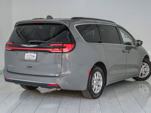 Used 2022 Chrysler Pacifica Touring-L image 6