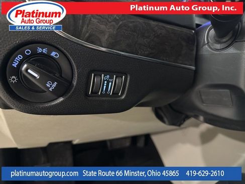 Used 2013 Chrysler Town & Country Touring image 21