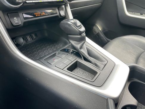 Used 2021 Toyota RAV4 XLE Premium image 16