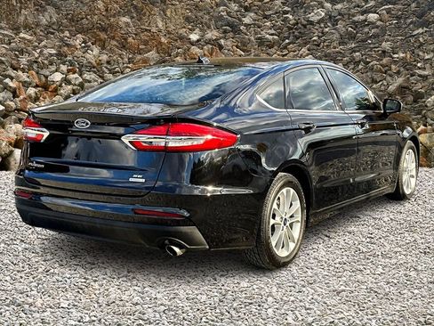 Used 2019 Ford Fusion SE image 2