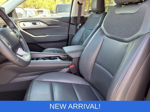 Used 2025 Ford Explorer Active w/ Active Comfort Package AWD/4WD image 3