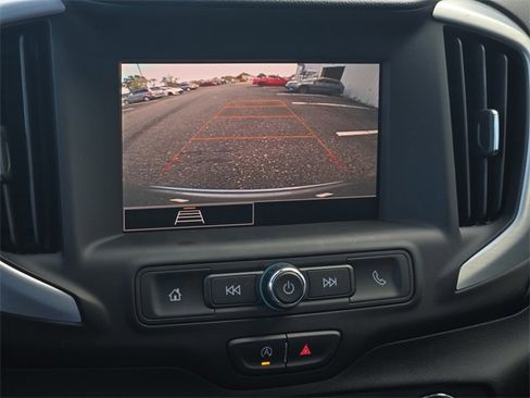 Used 2024 GMC Terrain SLE w/ Driver Convenience Package image 21