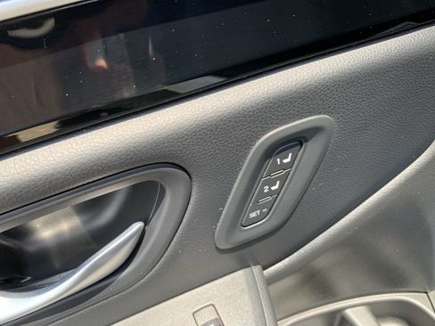 Used 2025 Honda Pilot EX-L image 13