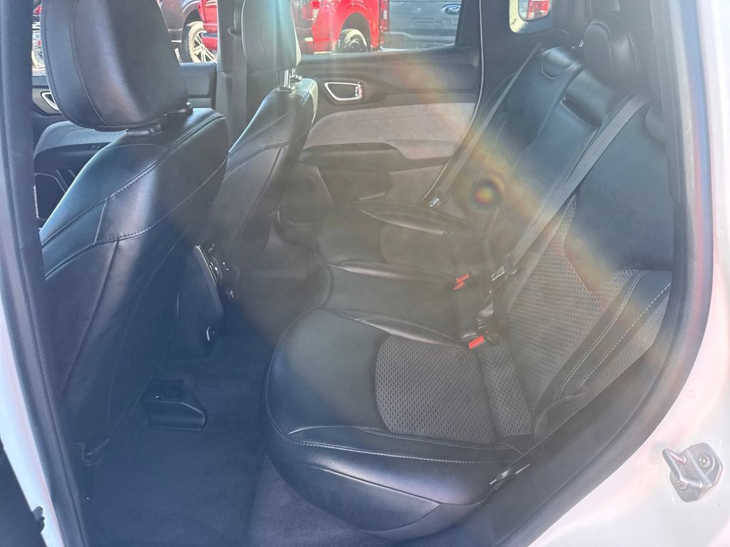 Used 2025 Jeep Compass Latitude AWD/4WD image 21
