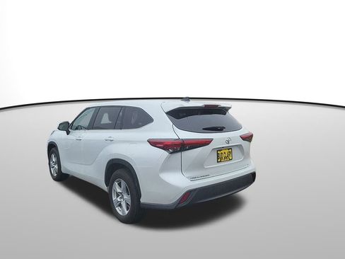 Used 2023 Toyota Highlander LE image 3