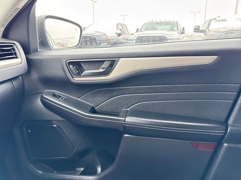 Used 2022 Ford Escape SE image 26