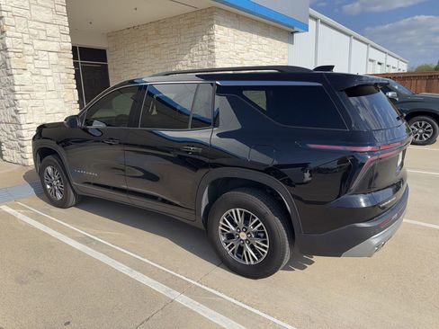 Used 2025 Chevrolet Traverse LT w/ Driver Confidence Package image 2