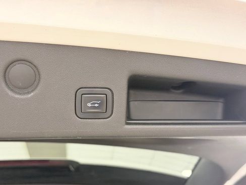 Used 2018 Chevrolet Equinox Premier AWD/4WD image 36