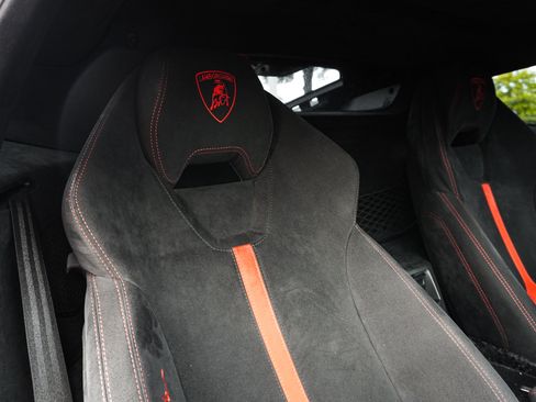 Used 2018 Lamborghini Huracan Performante AWD/4WD image 30