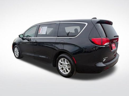 Used 2023 Chrysler Voyager LX FWD image 4