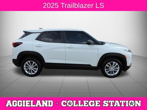 Used 2025 Chevrolet TrailBlazer LS w/ LS Convenience Package FWD image 2