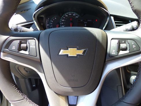 Used 2020 Chevrolet Trax LT w/ LT Convenience Package FWD image 15