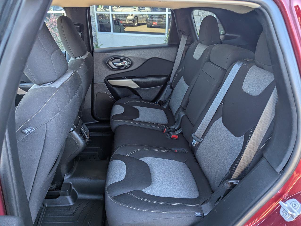 Used 2018 Jeep Cherokee Latitude w/ Cold Weather Group AWD/4WD image 23
