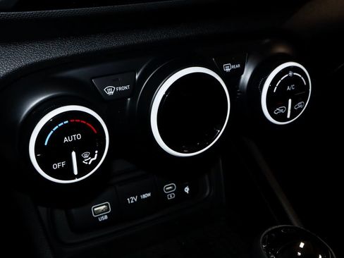 Used 2024 Hyundai Venue Limited FWD image 33