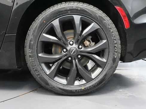 Used 2019 Chrysler Pacifica Touring-L Plus w/ Advanced Safetytec Group image 13