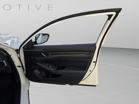 Used 2018 Honda Accord Touring image 24