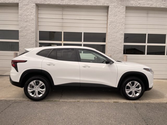 Used 2026 Chevrolet Trax LS FWD image 1