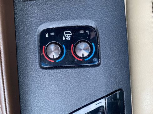 Used 2017 Toyota Avalon Limited image 16