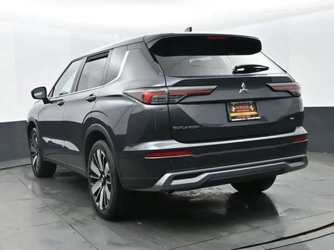 Used 2025 Mitsubishi Outlander SE image 9