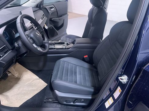 New 2025 Mitsubishi Outlander SE image 9