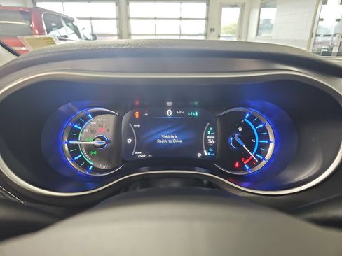 Used 2023 Chrysler Pacifica Touring-L FWD image 26