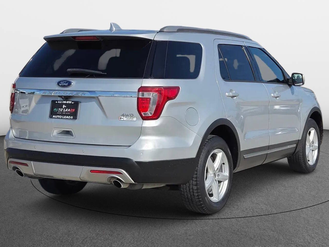 Used 2017 Ford Explorer XLT w/ Equipment Group 202A AWD/4WD image 5