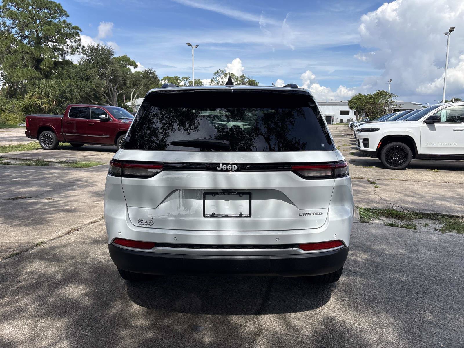 New 2027 Jeep Grand Cherokee Limited RWD image 4