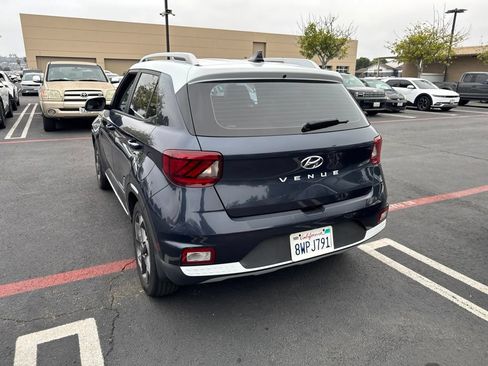 Used 2021 Hyundai Venue FWD image 2