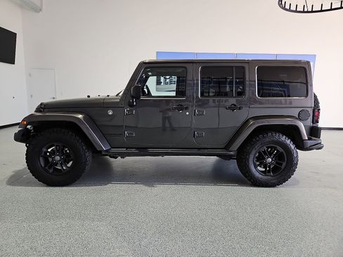 Used 2017 Jeep Wrangler Unlimited Sahara AWD/4WD image 5