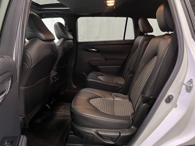 Used 2023 Toyota Highlander XSE AWD/4WD image 11
