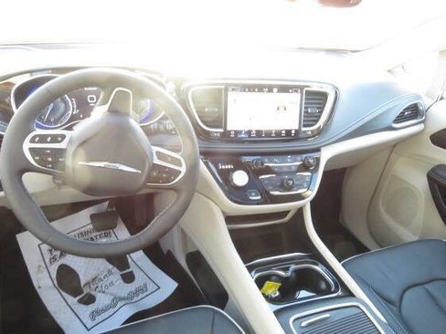 Used 2024 Chrysler Pacifica Limited w/ Trailer Tow Group image 15